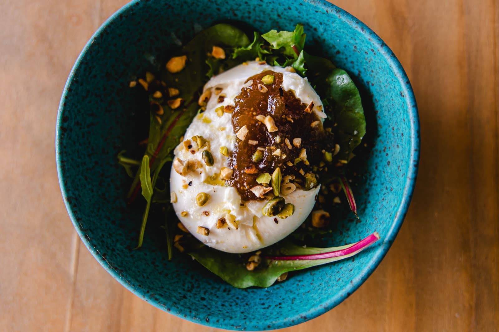 Burrata com compota de figo e avelã