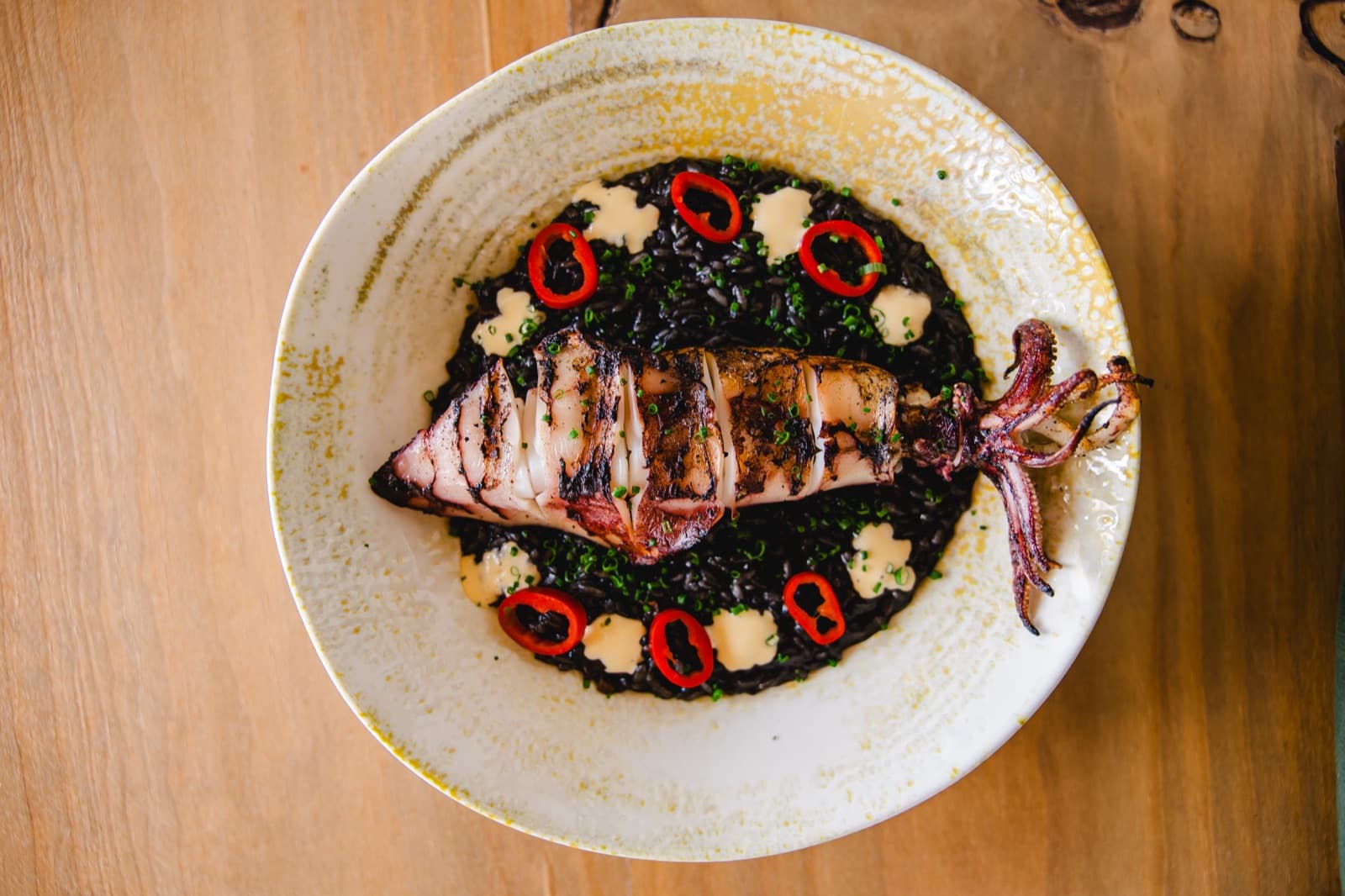 Lula com risotto nero e aioli