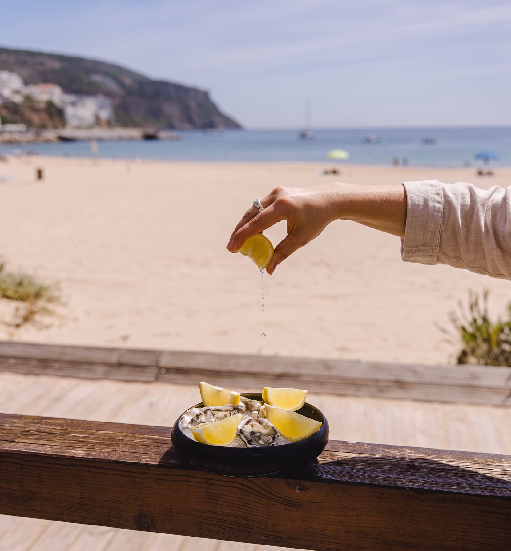 Mesa do Portofino com os pés na areia